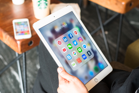 Encuesta Ipsos: 9 de cada 10 chilenos indicaron que hicieron alguna acción influenciados por algo que vieron en redes sociales