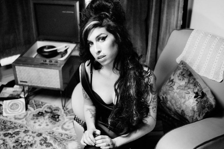 Un nuevo disco recopilatorio de Amy Winehouse coincidirá con el estreno de su biopic 