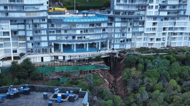 Serviu de Valparaíso plantea intervención de terceros como causa del socavón en edificio de Reñaca