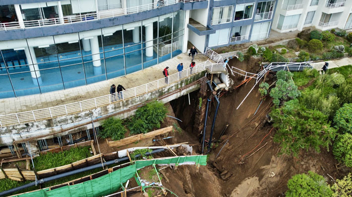 Senapred pide informe al Sernageomin y al MOP ante eventuales deslizamientos tras nuevo socavón en Reñaca.