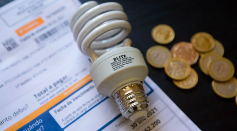 Experta entrega consejos prácticos para ahorrar energía ante alza de tarifas eléctricas