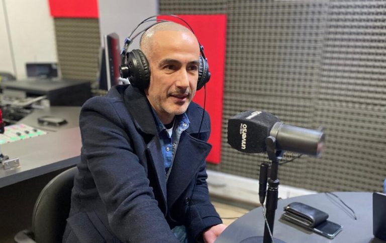 César Caillet da clases de teatro a personas sin experiencia: 