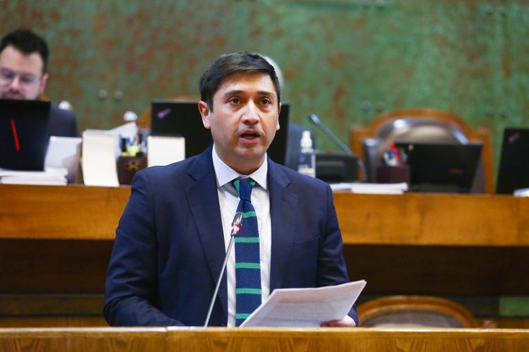 Debate sobre 'peces sintientes' en Ley de Pesca: diputado Calisto se disculpa por ironía