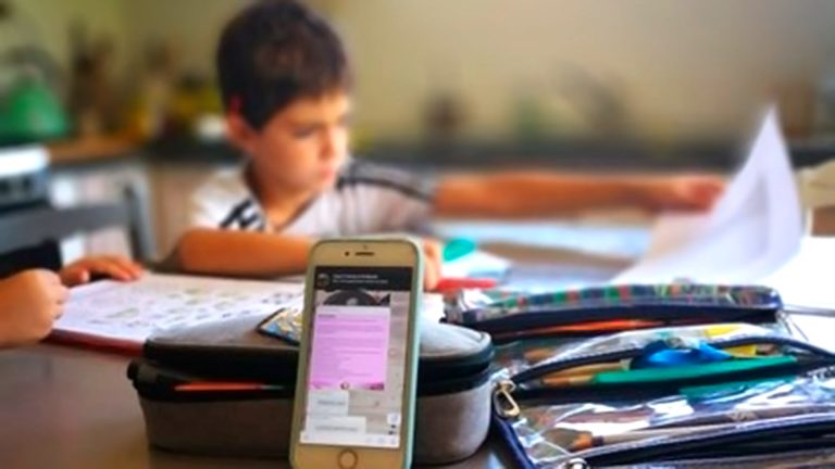 Director del colegio Alberto Blest Gana afirma que no hay que prohibir el celular en las aulas, hay que enseñar a 