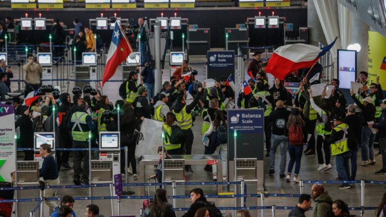 Huelga en aeropuerto de Santiago genera tensión ante posible escalada durante feriado largo