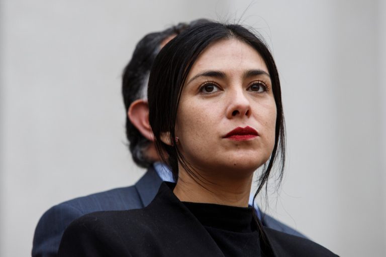 Diputada Cariola acusa ninguneo de Kast a Don Francisco al no participar del programa “Las dos caras de La Moneda”