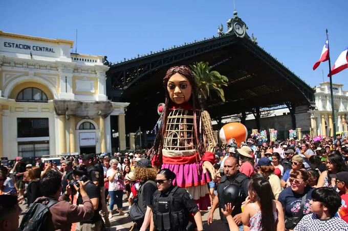 Teatro a Mil 2025: Amal encanta al público chileno tras inicio de su recorrido por nuestro país