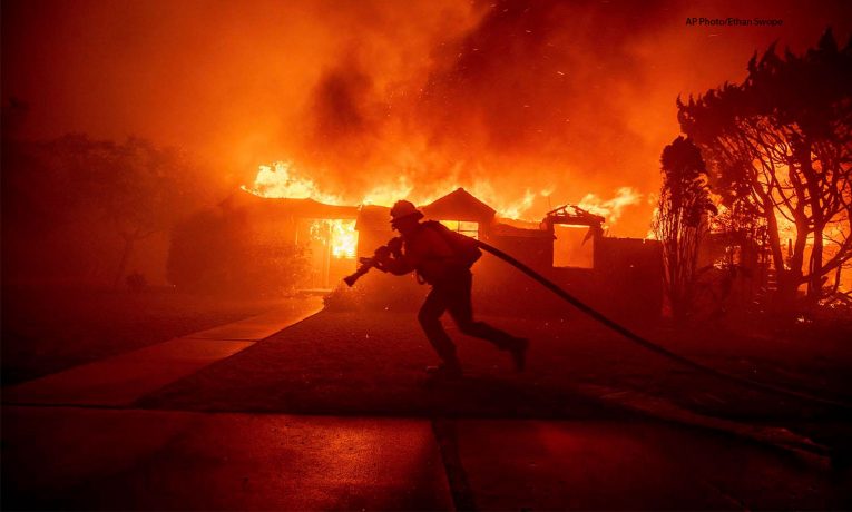 Experto advierte  la dificultad de apagar los incendios en California por las características geográficas, 