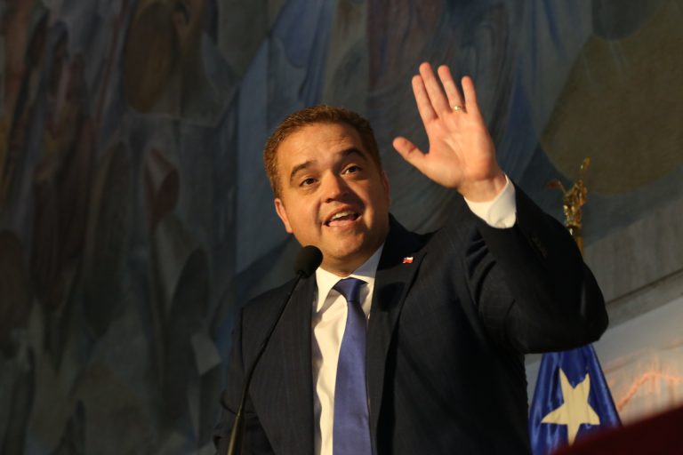 Gobernador del Biobío critica duplicidad de cargos y recortes presupuestarios en la antesala de reunión con Presidente Boric