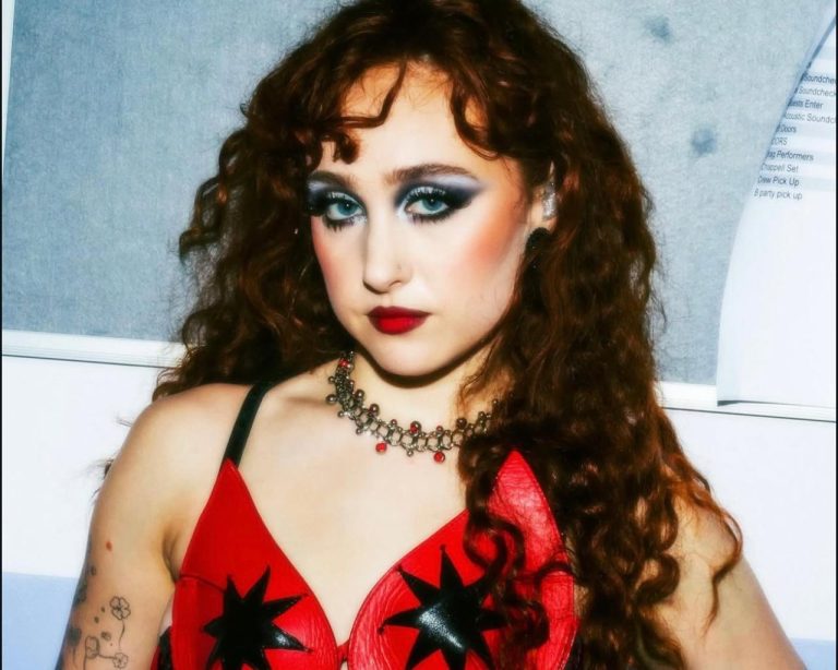 Chappell Roan emociona a fans chilenos mientras prepara un show especial y practica español para su llegada al país