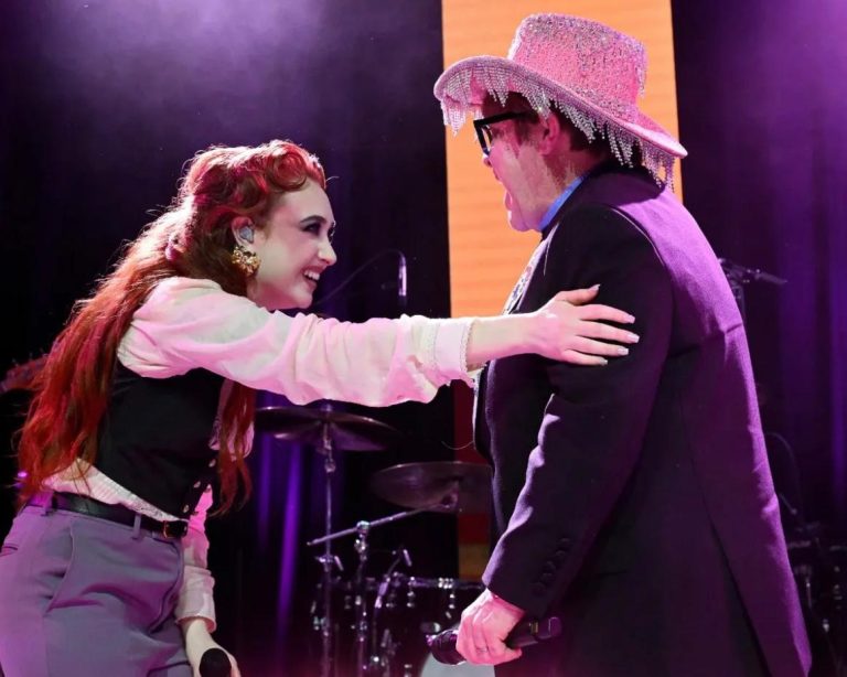 Chappell Roan y Elton John unen sus voces cantando 