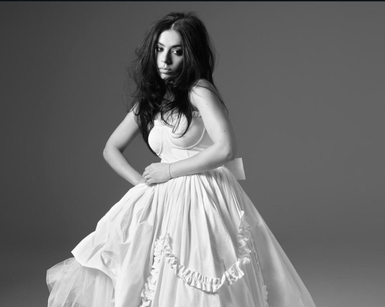 Charli XCX estaría considerada para ser parte de 