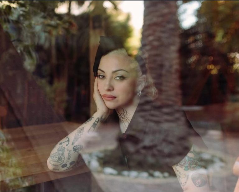 Exposición de Mon Laferte rompió récords en Parque Cultural de Valparaíso