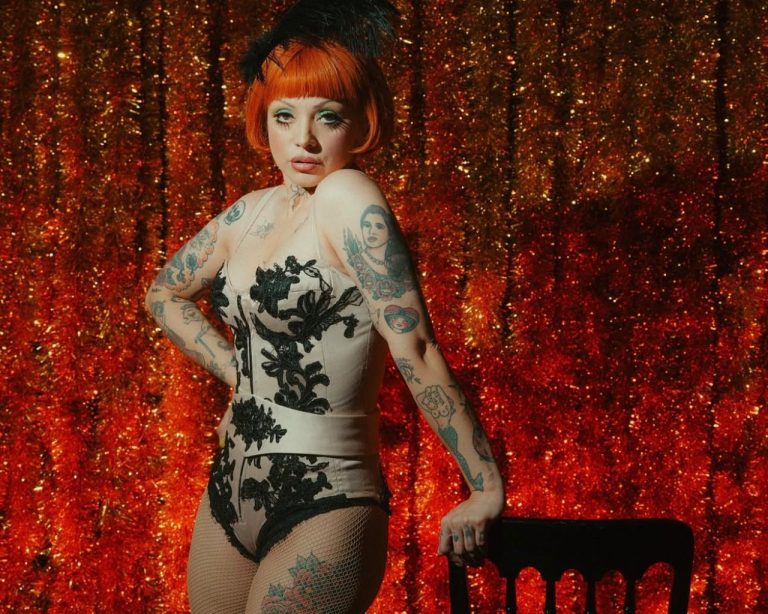 Mon Laferte debutará en el teatro musical con Cabaret