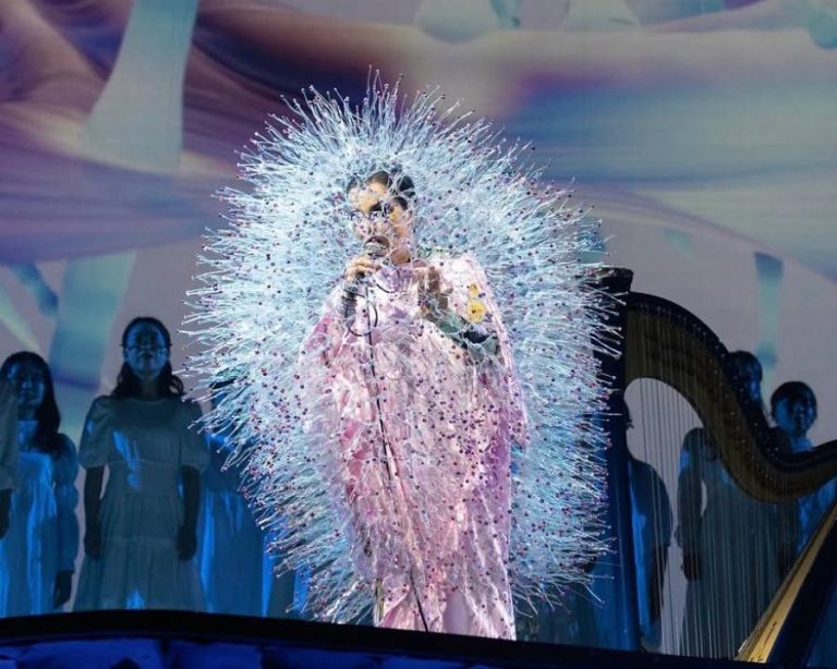 Björk estrenó la película de su espectáculo Cornucopia