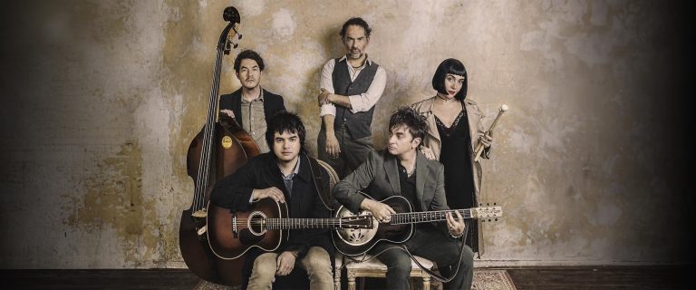 Los Bunkers reciben premio por agotar 25 shows seguidos en el Teatro Nescafé ante 25 mil fans, marcando récord en Santiago