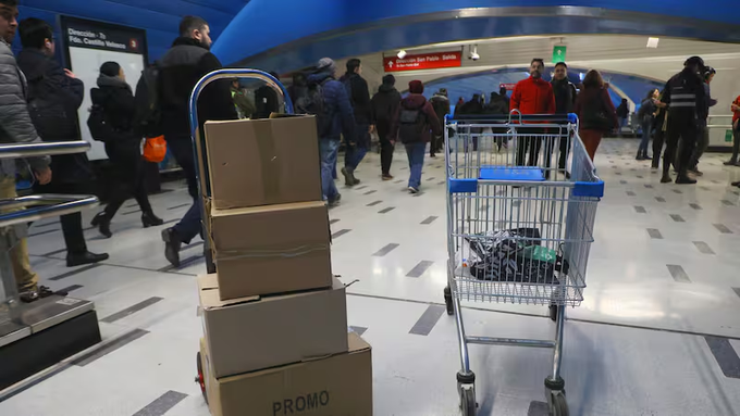 Metro de Santiago desde hoy prohibe ingreso a estaciones con carros de gran tamaño