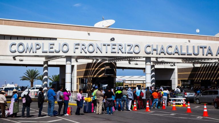 Gobernador de Arica advierte que en paso fronterizo Chacalluta no fiscalizan a personas en vehículos