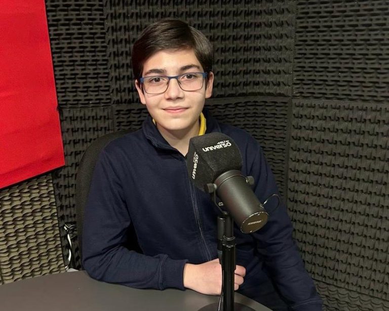 Esteban Castro, alumno de primero medio que logró primer lugar en Expociencia de Brasil, por su invento de un filtro de aire hecho con zeolita