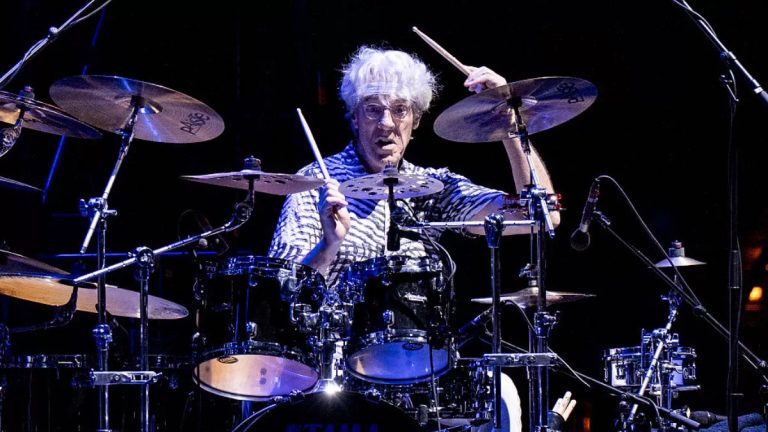 Stewart Copeland regresa a Chile: el baterista de The Police se presentará con show sinfónico en el Teatro Municipal de Santiago