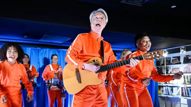 David Byrne revive Psycho Killer tras casi 20 años en el inicio de su gira Who Is the Sky? en Pittsburgh