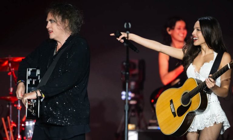 Olivia Rodrigo lanza “Live From Glastonbury”, su histórico show en el festival inglés junto a Robert Smith de The Cure