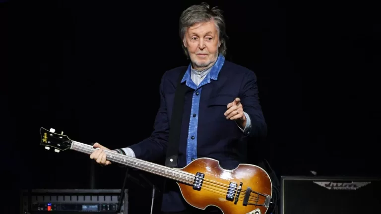 El enigmático gesto de McCartney: una pista casi muda para denunciar los riesgos de la IA generativa