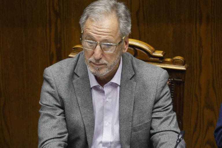 Ministro García se abre a una ley corta por error en las cuentas de la luz: 