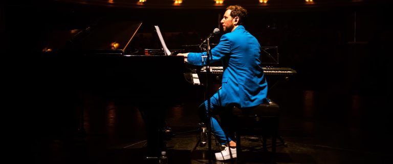 Seba Furman trae a Chile su exitoso podcast en formato concierto: “La Canción Sin Fin” revive la trilogía dorada de Charly García