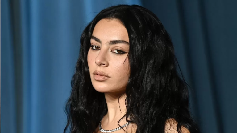Charli XCX lanza “House”, su colaboración con John Cale para la película Cumbres Borrascosas, y deslumbra con un oscuro giro gótico