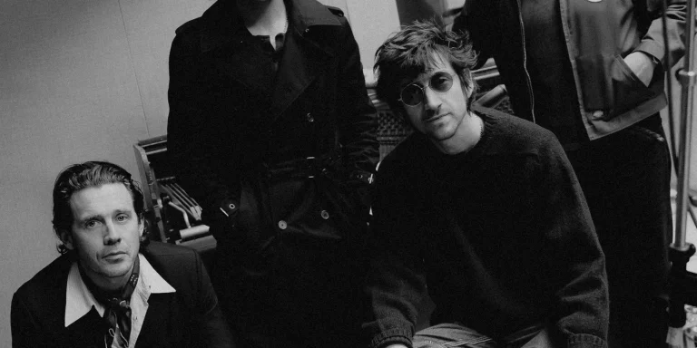 Arctic Monkeys regresan con “Opening Night”, su primera canción en cuatro años