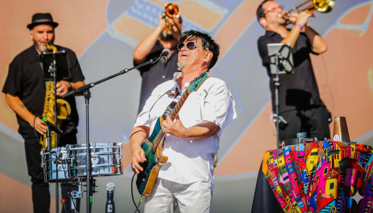 “Las Seis” de Joe Vasconcellos lidera el ranking 2025 de canciones chilenas más tocadas en radios