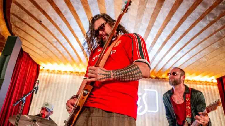 Jason Momoa desató el rock en Manchester con un cover de Oasis y camiseta del United incluida
