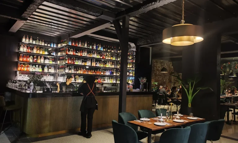 Lola Bar: coctelería floral y experiencia de barra en un invernadero urbano