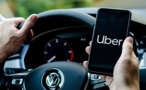 Conductores de aplicaciones advierten incertidumbre  por Ley Uber