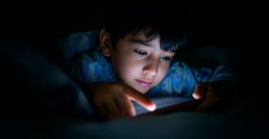 Académica advierte que menores de 18 meses no deberían usar pantallas