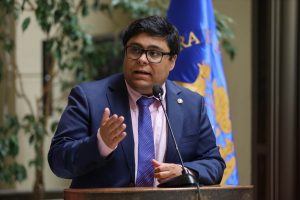 Diputado Meza defiende desempeño de ministro Quiroz en medio del alza de combustibles