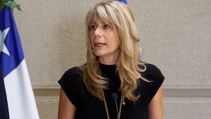 Rincón asegura que Gobierno evalúa frenar alzas de la luz en abril: 