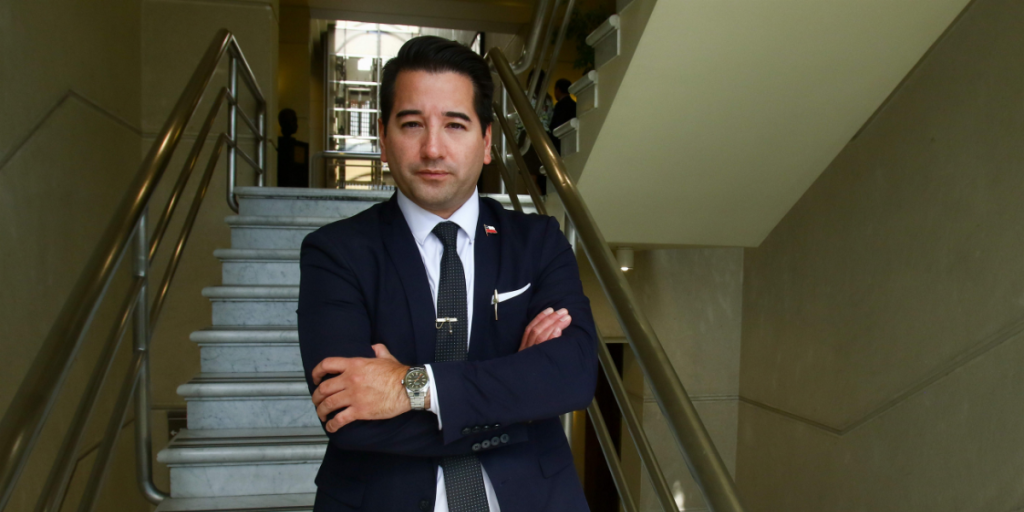 Javier Olivares sobre búsqueda de votos del PDG para la Ley de Reconstrucción Nacional: 