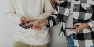 Proyecto de ley sobre restricción de redes sociales en menores: Académico advierte que no es suficiente