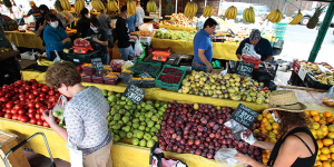 Chilenos cambian sus hábitos de compras por el alza en los combustibles