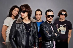 The Strokes generan expectación con enigmática campaña online