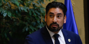 Exdiputado Rubén Oyarzo relata “vuelo fantasma” de niños de Haití