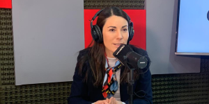 Escuelas Protegidas: Ministra de Educación respaldó propuesta de revisión de mochilas