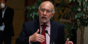 Senador Iván Flores advierte riesgos fiscales en 