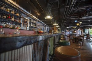El Bajo: el bar del GAM que une cultura, gastronomía y coctelería en un solo lugar