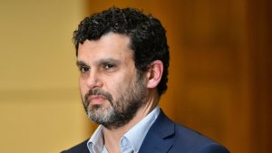 Bassa (FA) afirma que es una pésima decisión pedirle protección al matón del barrio