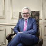 Cronobiólogo Luis Larrondo advierte efectos del cambio de hora y recomienda mantener un horario fijo