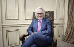 Cronobiólogo Luis Larrondo advierte efectos del cambio de hora y recomienda mantener un horario fijo