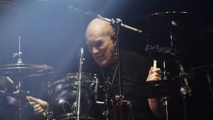 Chris Slade anuncia su retiro de la batería a los casi 80 años